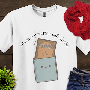 Camiseta engraçada de jogador de MTG Always Practice Safe Decks, camiseta de Magic the Gathering, camiseta engraçada com trocadilho, camiseta unissex Softstyle, vestuário para fãs de MTG