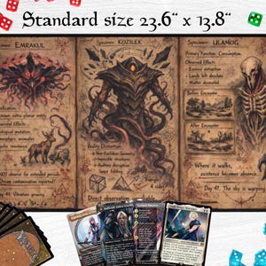Op de afbeelding: Een grote, rechthoekige gamingmat met een vintage, perkamentachtig ontwerp. Het heeft drie geïllustreerde panelen met monsterbeschrijvingen en de tekst "Standard size 60 cm x 35 cm". Verschillende Magic: The Gathering-kaarten en dobbelstenen omringen de mat.