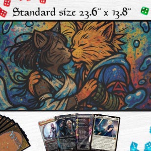 Peut inclure: Un tapis de jeu rectangulaire avec une illustration colorée de deux chats anthropomorphes s'embrassant, mesurant 60 x 35 cm. Les chats sont dans une étreinte affectueuse, sur un fond abstrait vibrant. Plusieurs cartes Magic: The Gathering et des dés sont visibles.