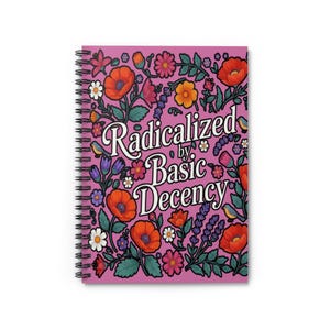 以下が含まれることがあります： ピンク色の表紙に「Radicalized by Basic Decency」の文字が白で書かれた、スパイラル綴じのノート。表紙は、赤いポピー、オレンジと黄色の花、紫のラベンダーなど、カラフルな花の模様で飾られています。
