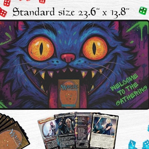 K&ouml;nnte beinhalten: Eine schwarze rechteckige Spielmatte mit einem Cartoon-Katzen-Gesicht in Blau, Lila und Orange. Die Spielmatte ist 60 cm x 35 cm gro&szlig; und tr&auml;gt den Text "WELCOME TO THE GATHERING". Mehrere Magic: The Gathering-Karten und W&uuml;rfel sind ebenfalls sichtbar.