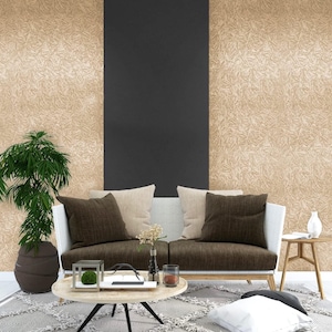 Peut inclure: Un canapé blanc avec des coussins bruns est placé dans un salon avec des murs texturés beiges. Une plante en pot se trouve à gauche du canapé, et une petite table avec un vase de fleurs se trouve à droite. Une table basse avec un plateau décoratif et une petite plante en pot se trouve devant le canapé.