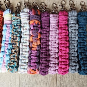 Pulsera de macramé hecha a mano para teléfono y llaves