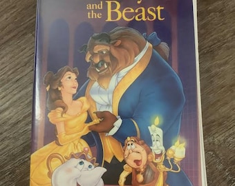 Puede incluir: Una cinta VHS de Walt Disney Classic con la película animada La Bella y la Bestia. La portada muestra a Bella y la Bestia bailando, junto con otros personajes como Lumiere, Din Don y la señora Potts.