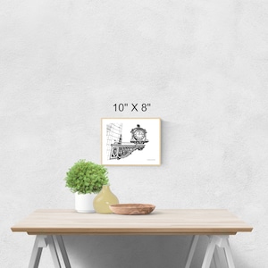 Puede incluir: Un dibujo en blanco y negro de una torre del reloj, enmarcado en un marco de madera clara. El marco mide 25,4 cm por 20,3 cm.