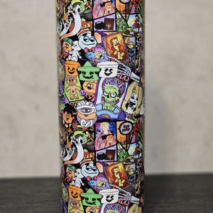 Puede incluir: Un vaso alto de acero inoxidable con un diseño colorido de temática de Halloween. El diseño presenta varios personajes de dibujos animados, incluidos fantasmas, calabazas y esqueletos. El vaso es perfecto para disfrutar de tus bebidas favoritas mientras te desplazas.