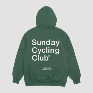 Peut inclure: Un sweat à capuche vert foncé avec une capuche et des manches longues. Le dos du sweat à capuche porte l'inscription blanche "Sunday Cycling Club" et le slogan "Ride More Worry Less". Le sweat à capuche a des poignets et un ourlet côtelés.