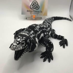 3D Printed Articulated Tegu Lizard: Realistic Reptile Desk Pet