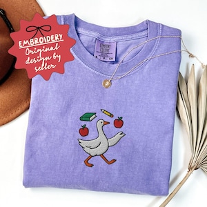 Club de profesores con ganso bordado, camiseta Comfort Colors para la vuelta al cole, regalo para profesores, camiseta bonita para profesores - F-25-Center