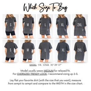 Puede incluir: Un gr&aacute;fico de tabla de tallas con el texto "Which Size To Buy". El gr&aacute;fico muestra una camiseta gris en tallas S, M, L, XL y 2XL, con medidas en pulgadas. La modelo mide 173 cm y pesa 56,7 kg. El texto recomienda subir una talla para un look oversize.