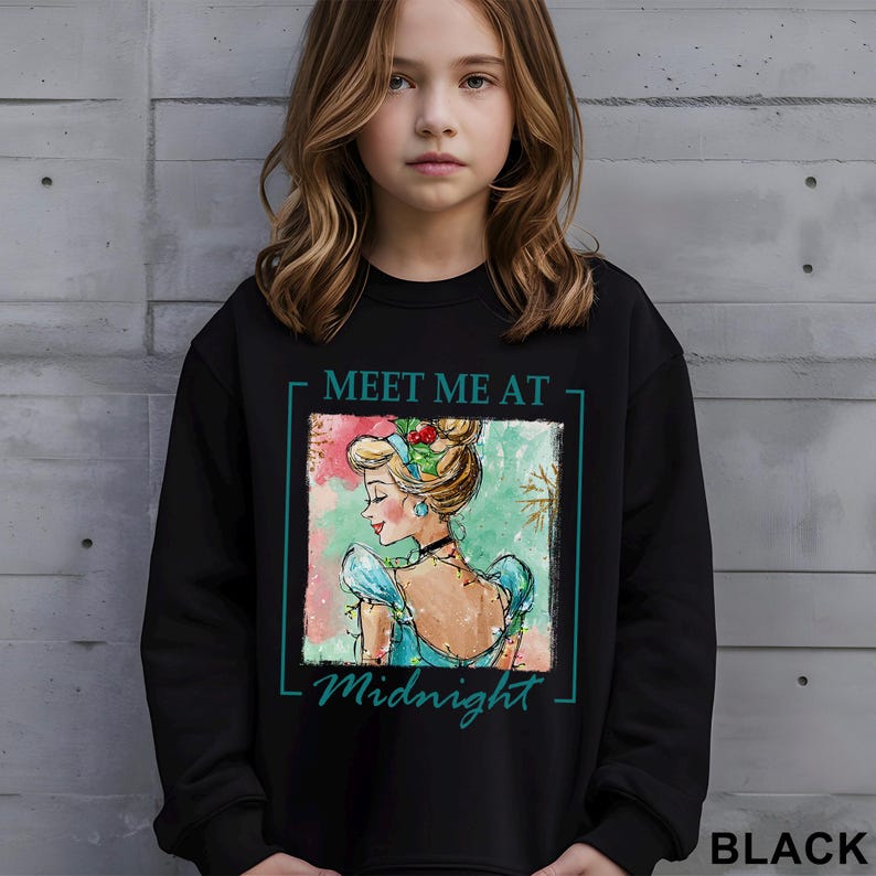 Puede incluir: Sudadera negra con una ilustraci&oacute;n de acuarela de una princesa y el texto "MEET ME AT MIDNIGHT". La princesa lleva un vestido azul y una gargantilla. La palabra "BLACK" est&aacute; impresa en la parte inferior derecha.