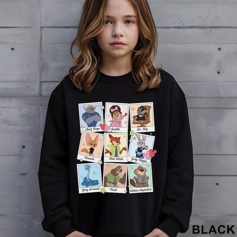 Puede incluir: Sudadera negra con un collage de personajes de dibujos animados de Zootopia. Cada personaje est&aacute; en un marco con su nombre debajo. La palabra "BLACK" est&aacute; impresa en la parte inferior derecha.