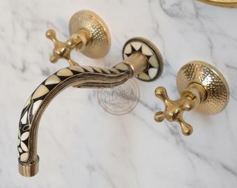 Grifo de pared Artisan Cobra: madera natural y latón macizo para baños modernos