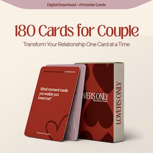 Op de afbeelding: Een kaartspel van 180 kaarten voor koppels, met de tekst "180 Cards for Couple" en "Transformeer je relatie, één kaart per keer". De kaarten zijn rood met witte tekst en de doos zegt "LOVERS ONLY".