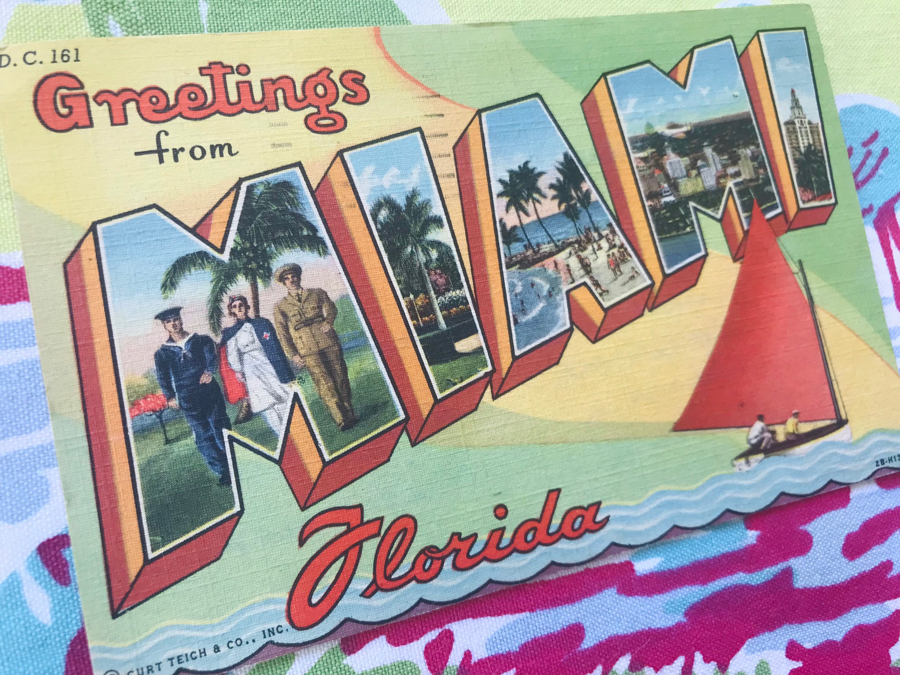 Miami Beach, FL, postcard folder. Linen, c.1940s. 16 images. Florida.