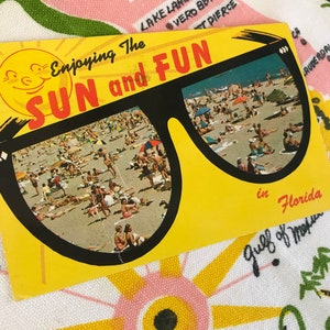 Cartão postal vintage da Flórida dos anos 1960, óculos de sol e diversão, cena de praia, lembrança cromada, floridiana, kitsch, sol