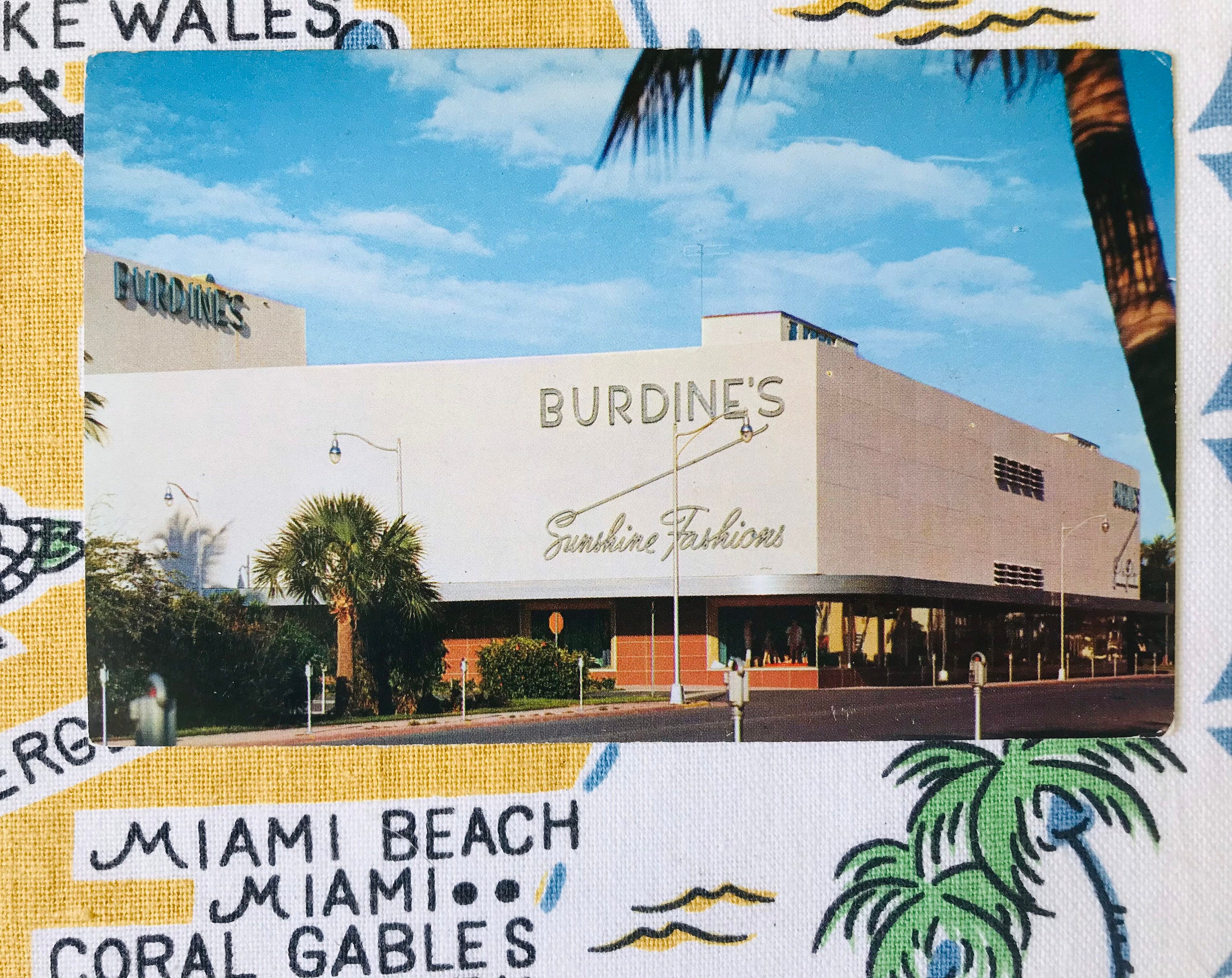 POSTCARD UNUSED FLORIDA, MIAMI- MIAMI IS KNOWN AS THE MAGIC CITY