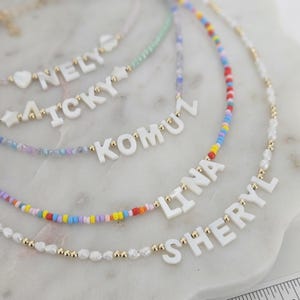 Collar con nombre personalizable, gargantilla de perlas de agua dulce personalizada, collar con nombre y letras de nácar, collar con nombre personalizado, regalo