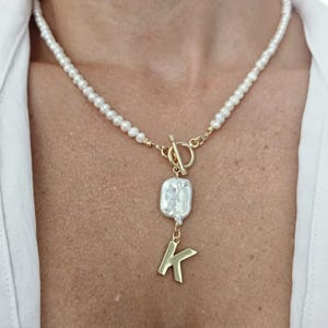 Colar de pérolas frescas Colar delicado Colar de pérolas verdadeiras Colar de letras Colar feito à mão Pérolas de água doce Presentes de aniversário para mulheres