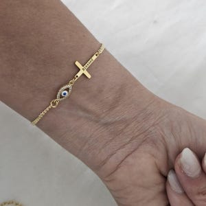 Bransoletka z 18-karatowego złota z delikatnym napisem Evil Eye Bransoletka z 18-karatowego złota Bransoletka z 18-karatowego złota Bransoletka z 18-karatowego złota Biżuteria ... Biżuteria z 18-karatowego złota