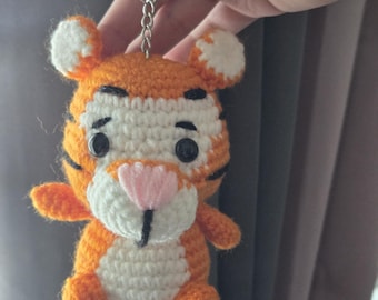 かぎ針編みのくまのプーさんキーホルダー：手作りコットン編みぐるみ