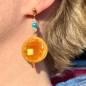 Waffel Ohrringe - Realistischer Miniatur Essen Schmuck - Handgefertigt aus Fimo und Harz mit Perlenakzenten - Hypoallergen