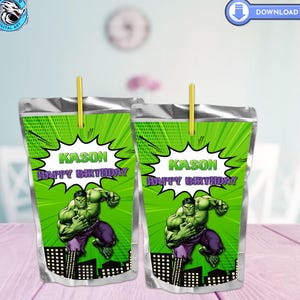 Pode incluir: Duas caixas de suco prateadas com canudos amarelos. Cada caixa apresenta um fundo verde com uma explosão em estilo de quadrinhos, o nome "KASON" e "HAPPY BIRTHAY" em texto branco. O personagem Hulk também está presente.