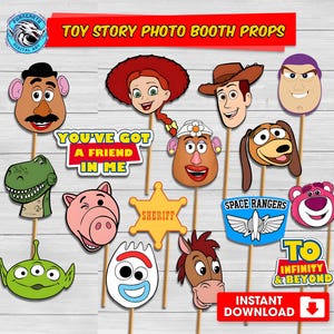Op de afbeelding: Een verzameling kleurrijke Toy Story fotobooth-rekwisieten op houten stokken. De rekwisieten tonen gezichten van personages als Woody en Buzz Lightyear, samen met zinnen als "You've Got a Friend in Me" en "To Infinity & Beyond".