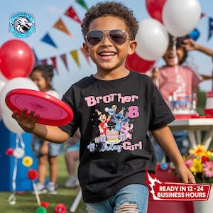 Puede incluir: Un ni&ntilde;o con gafas de sol y una camiseta negra con la frase "Brother of the 8 Birthday Girl" y un dibujo animado. El ni&ntilde;o sostiene un frisbee rojo. Globos y decoraciones de fiesta se ven en el fondo.