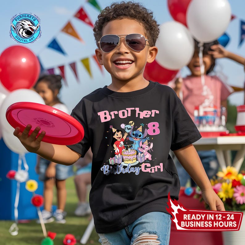 Puede incluir: Un ni&ntilde;o con gafas de sol y una camiseta negra con la frase "Brother of the 8 Birthday Girl" y un dibujo animado. El ni&ntilde;o sostiene un frisbee rojo. Globos y decoraciones de fiesta se ven en el fondo.