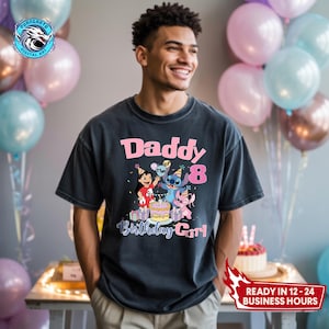 Puede incluir: Camiseta gris oscuro con el texto "Daddy of the 8 Birthday Girl" en rosa y azul. La camiseta presenta un gr&aacute;fico de dibujos animados de los personajes de Lilo y Stitch alrededor de una tarta de cumplea&ntilde;os. La camiseta la lleva una persona.