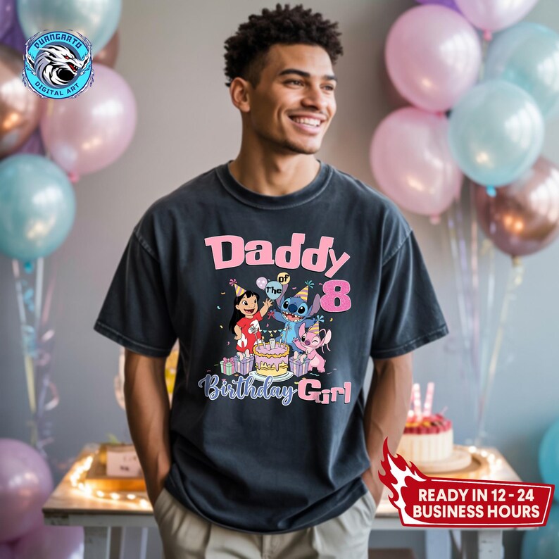 Puede incluir: Camiseta gris oscuro con el texto "Daddy of the 8 Birthday Girl" en rosa y azul. La camiseta presenta un gr&aacute;fico de dibujos animados de los personajes de Lilo y Stitch alrededor de una tarta de cumplea&ntilde;os. La camiseta la lleva una persona.