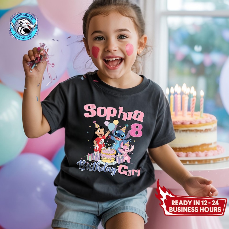 Puede incluir: Una ni&ntilde;a sonr&iacute;e, vistiendo una camiseta gris oscuro con el nombre "Sophia" y el n&uacute;mero "8" en rosa. La camiseta presenta un gr&aacute;fico de dibujos animados de personajes y las palabras "Birthday Girl". Una tarta de cumplea&ntilde;os con velas encendidas est&aacute; en el fondo.