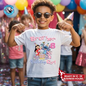 Puede incluir: Una camiseta blanca con el texto "Brother of the 8 Birthday Girl" en rosa y azul, con personajes de dibujos animados. La camiseta la lleva un ni&ntilde;o con gafas de sol, posando con los brazos flexionados. El fondo incluye decoraciones de fiesta.