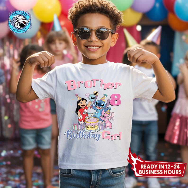 Puede incluir: Una camiseta blanca con el texto "Brother of the 8 Birthday Girl" en rosa y azul, con personajes de dibujos animados. La camiseta la lleva un ni&ntilde;o con gafas de sol, posando con los brazos flexionados. El fondo incluye decoraciones de fiesta.