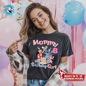 Puede incluir: Camiseta gris oscuro con el texto "Mommy of the 8 Birthday Girl" en rosa y azul. La camiseta presenta un gr&aacute;fico de dibujos animados de personajes y una tarta de cumplea&ntilde;os. La camiseta la lleva una persona.