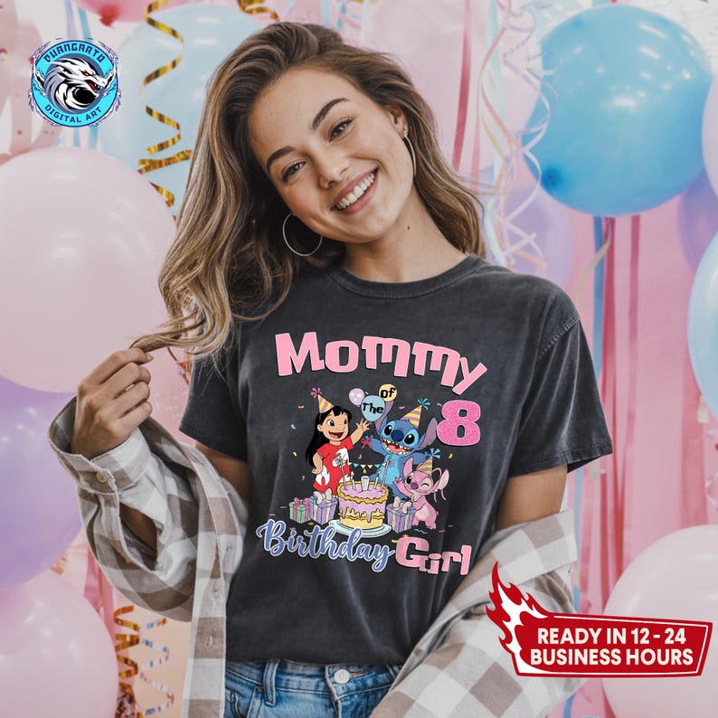 Puede incluir: Camiseta gris oscuro con el texto "Mommy of the 8 Birthday Girl" en rosa y azul. La camiseta presenta un gr&aacute;fico de dibujos animados de personajes y una tarta de cumplea&ntilde;os. La camiseta la lleva una persona.