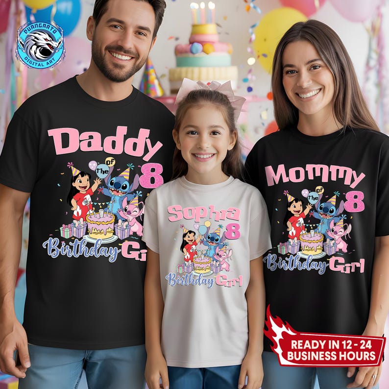 Puede incluir: Camisetas de cumplea&ntilde;os a juego para la familia. Las camisetas negras dicen "Daddy of the 8 Birthday Girl" y "Mommy of the 8 Birthday Girl" en rosa. La camiseta blanca dice "Sophia 8 Birthday Girl". Cada camiseta presenta un dise&ntilde;o de dibujos animados.