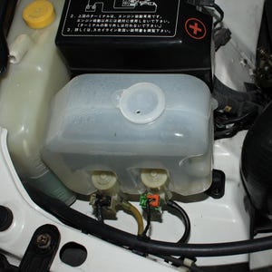 Spolarflaska/tankfäste för R33 Nissan Skyline - Greddy universal spolarflaska