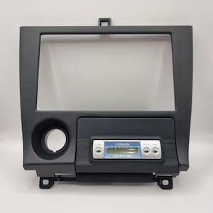 Könnte beinhalten: Schwarzes Kunststoff-Autoradio-Einbausatz mit silberner Verkleidung und digitalem Display. Das Display zeigt "Rockford" und "Full Auto Timer" an.