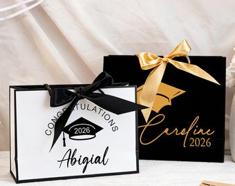 Personalisierte Abschlussgeschenktaschen mit Band, Abschlussfeier nach Wunschname, Klasse von 2026 Goodie Bags, Leavers Geschenktasche für den besten Freund