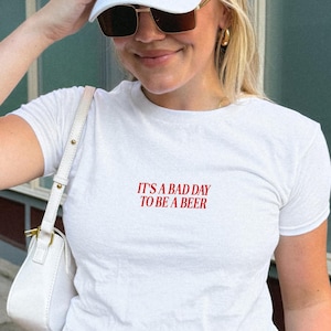 Bad Day to Be a Beer Baby Tee Fourth of July Shirt Trendy Summer Graphic Tee USA Party Shirt Lake Day Crop Top Country Concert Tee