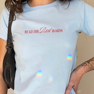 Lis les mots rouges tee shirt bébé graphique activiste an 2000 libéral chrétien pro immigrant shirt cadeau justice sociale antiraciste
