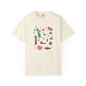 Camiseta Colagem Cores Confortáveis para o 4 de Julho, Camiseta Estilo Scrapbook para o 4 de Julho, Camiseta Gráfica EUA, Camiseta Patriótica Retrô, Roupa para Dia no Lago, Anos 2000 imagem 6