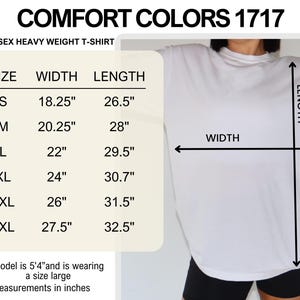Pode incluir: Camiseta branca Comfort Colors 1717 unissex de peso pesado. A tabela de tamanhos mostra as medidas de largura e comprimento em cm para os tamanhos S a 3XL. A modelo tem 1,63 m e veste tamanho G. A camisa &eacute; mostrada com shorts pretos.