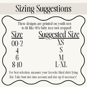 Puede incluir: Gr&aacute;fico color crema con el texto "Sizing Suggestions" y una tabla de tallas. La tabla sugiere tallas XS, S, M y L-XL para camisetas juveniles. El texto aconseja medir una camiseta ajustada favorita para un mejor ajuste.
