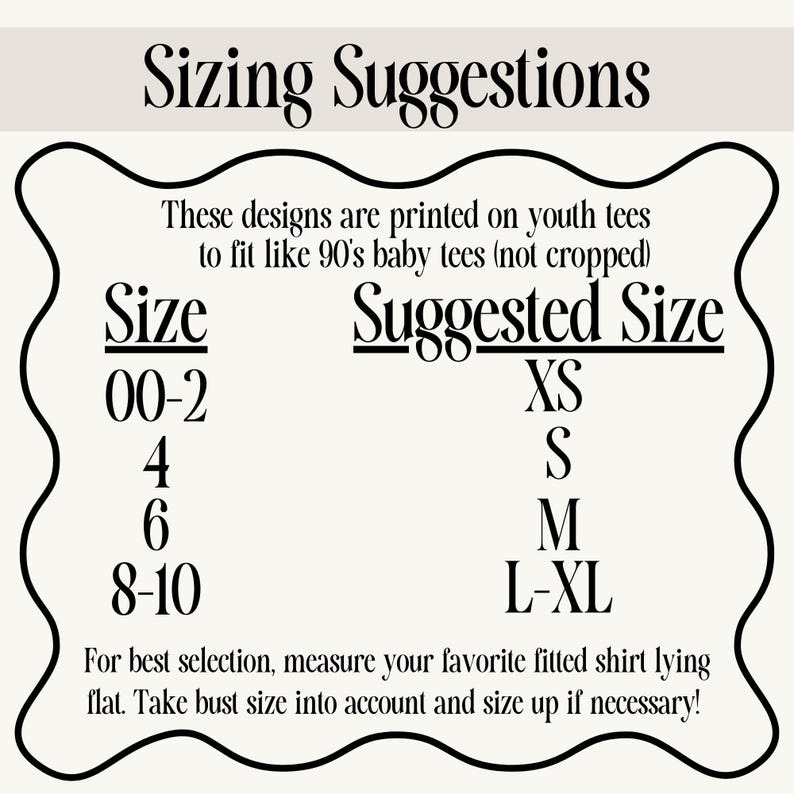 Puede incluir: Gr&aacute;fico color crema con el texto "Sizing Suggestions" y una tabla de tallas. La tabla sugiere tallas XS, S, M y L-XL para camisetas juveniles. El texto aconseja medir una camiseta ajustada favorita para un mejor ajuste.