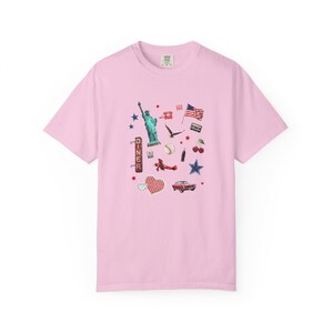 Camiseta Colagem Cores Confortáveis para o 4 de Julho, Camiseta Estilo Scrapbook para o 4 de Julho, Camiseta Gráfica EUA, Camiseta Patriótica Retrô, Roupa para Dia no Lago, Anos 2000 imagem 8