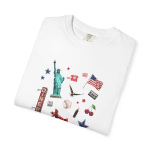 Camiseta Colagem Cores Confortáveis para o 4 de Julho, Camiseta Estilo Scrapbook para o 4 de Julho, Camiseta Gráfica EUA, Camiseta Patriótica Retrô, Roupa para Dia no Lago, Anos 2000 imagem 9