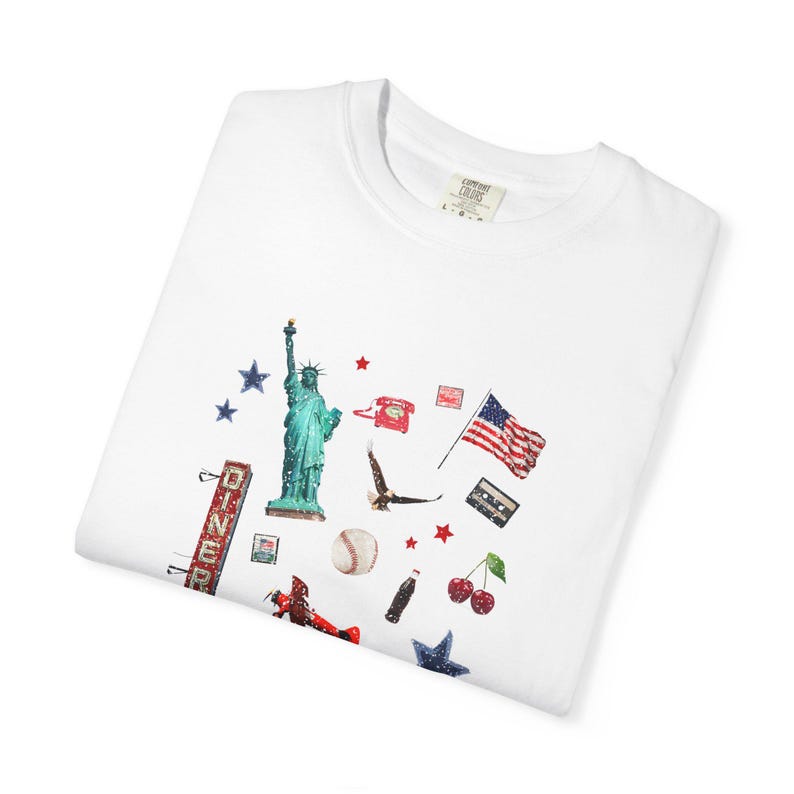 Camiseta Colagem Cores Confortáveis para o 4 de Julho, Camiseta Estilo Scrapbook para o 4 de Julho, Camiseta Gráfica EUA, Camiseta Patriótica Retrô, Roupa para Dia no Lago, Anos 2000 imagem 9